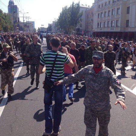 Колонну пленных карателей провели по центру Донецка