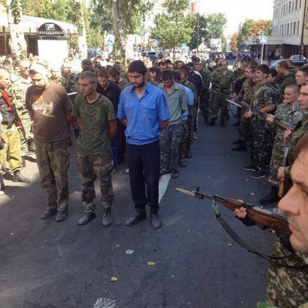 Колонну пленных карателей провели по центру Донецка