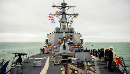Эсминец ВМС США Ross вошел в акваторию Черного моря