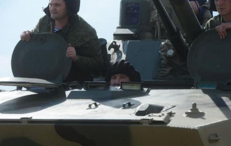 Рогозин перед испытанием БМД-4М: Влезу? Или будем распиливать люк?