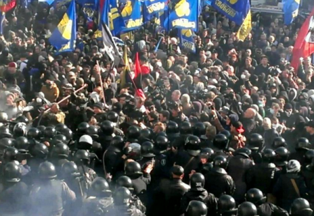 В центре Киева прошли столкновения националистов с милицией