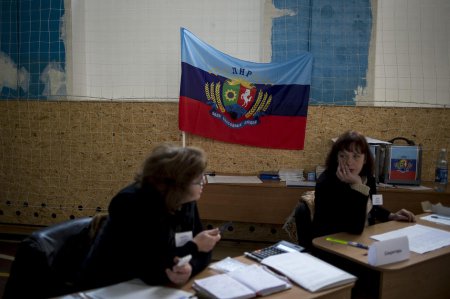 В ЛНР закрылись все избирательные участки, часть их них работала до 23:00 м ...