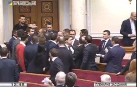 Депутат Рады: На западном ТВ драка в парламенте вышла в эфир с титром «Им мы хотим давать оружие?»