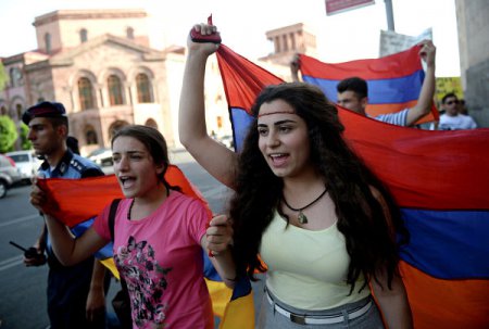 Протестующие в Армении меняют тактику