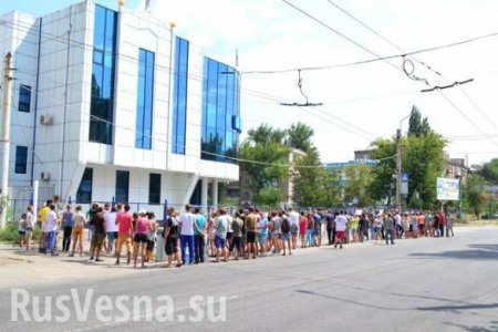 Сотни жителей Луганска блокировали офис ОБСЕ (ВИДЕО + подробности)