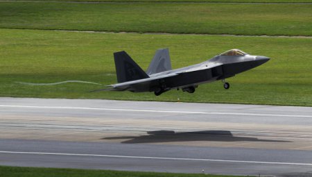 Американские истребители F-22 прибыли в Европу