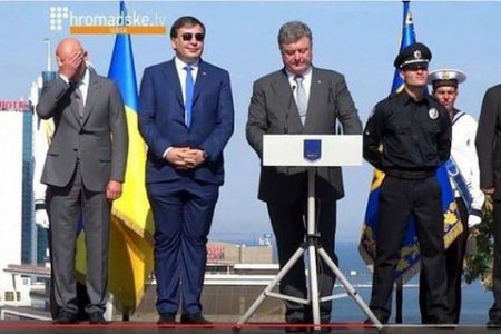 Саакашвили отметился не только галстуком, но и штанами