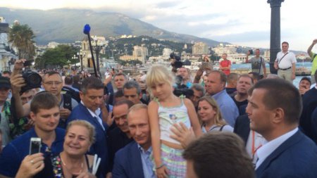 Путин сфотографировался с девочкой на набережной в Ялте