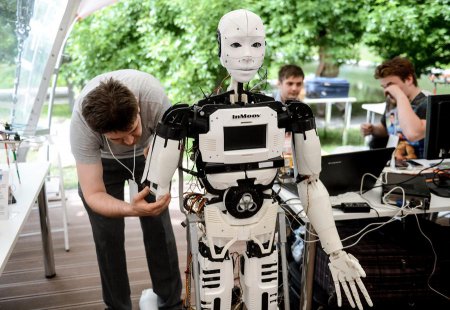 Учёные рассказали, какие специалисты первыми лишатся работы из-за роботов