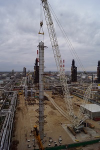 На Куйбышевском НПЗ смонтирована 60-метровая колонна деизобутанизатора