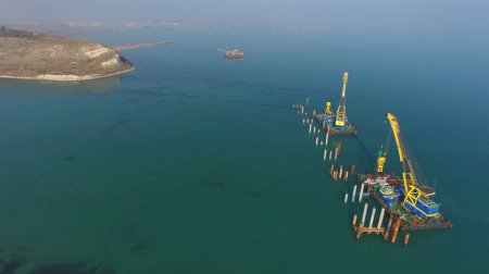 В Керченском проливе продолжаются масштабные работы по подготовке к строительству моста