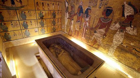 Египетские власти надеются узнать, есть ли в склепе Тутанхамона потайная ко ...