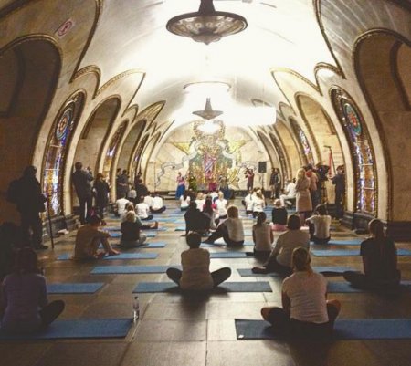 Днём и ночью, на земле и под землёй: в московском метро прошла «ночь йоги»