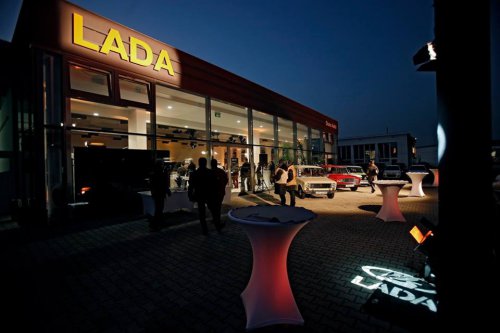 АвтоВАЗ открыл в Венгрии первый автосалон Lada