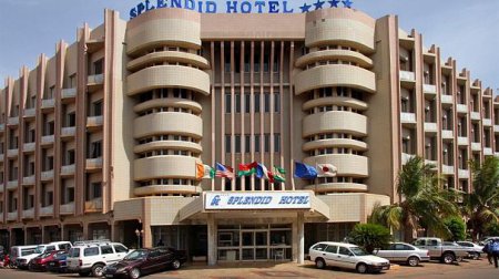 Буркина-Фасо: штурм захваченного боевиками отеля в Уагадугу
