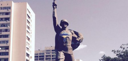 Харьков: на памятнике Воину-освободителю отбили буквы