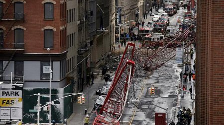 В центре Нью-Йорка рухнул строительный кран