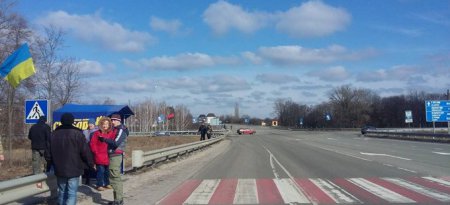 «Свободовцы» начали блокировать российские фуры на трассе Киев-Москва