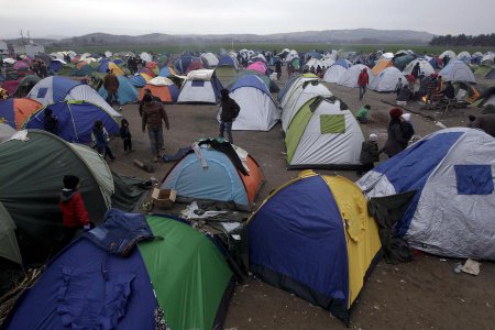 Более 6 тыс. беженцев осаждают границу Македонии