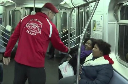 Ангелы-хранители подземки: в Нью-Йорке добровольцы патрулируют метро