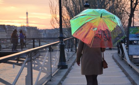 «Умный» зонт Oombrella заблаговременно предупреждает о смене погоды