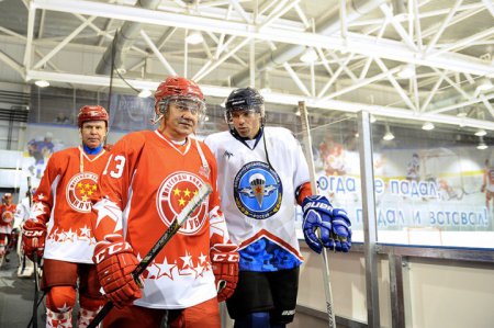 Сергей Шойгу сыграл в хоккей с рязанскими десантниками