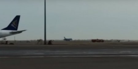 Опубликовано видео посадки авиалайнера без переднего шасси в Астане