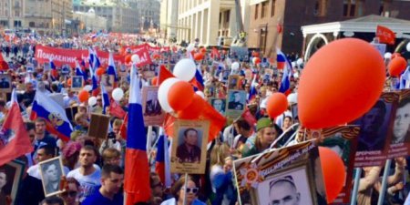 Более 500 тысяч москвичей принимают участие в шествии “Бессмертного полка”