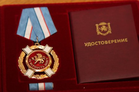Аксёнов наградил Суркова крымским орденом «За верность долгу». Сурков наградил добровольцев Донбасса