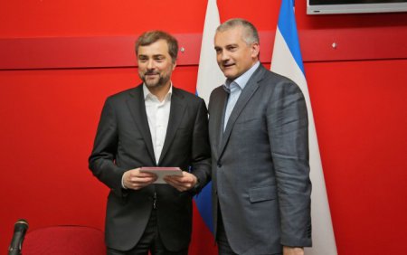 Аксёнов наградил Суркова крымским орденом «За верность долгу». Сурков наградил добровольцев Донбасса