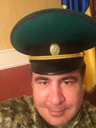 Саакашвили сфотографировался в фуражке пограничника