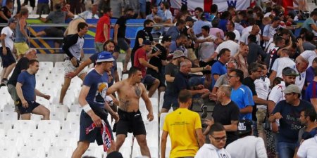 МВД Франции возложило вину за столкновения фанатов на "мировой футбол"