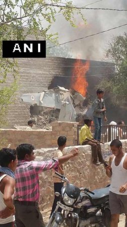 На западе Индии разбился МиГ-27, повреждены два дома