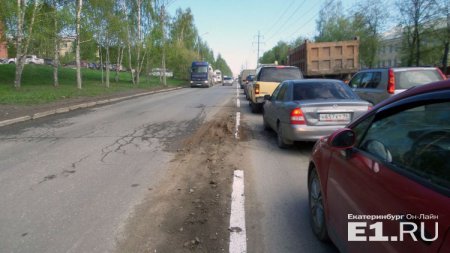 В Рязанской области дорожные службы нанесли разметку на грязь и ямы