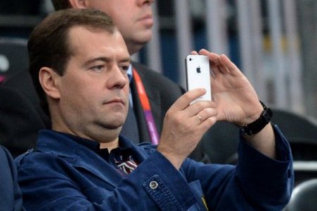 Медведев опубликовал в Instagram фото, обработанное через приложение Prisma