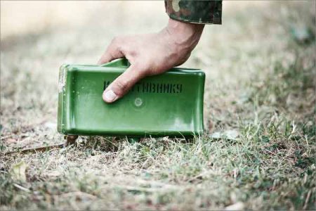 Украинские саперы ставят на Донбассе мины, в использовании которых обвиняют "российские войска"