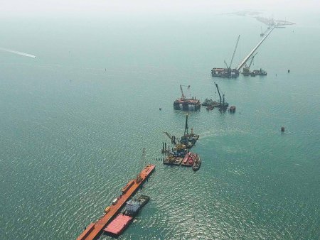 «Мостостроители начали сооружение судоходной части Керченского моста» Фотофакты