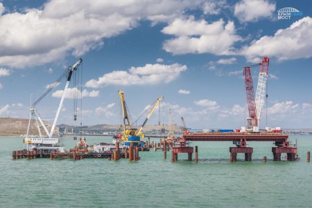 «Мостостроители начали сооружение судоходной части Керченского моста» Фотофакты