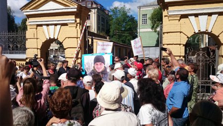 Савченко проводит митинг, требуя освободить военнопленных