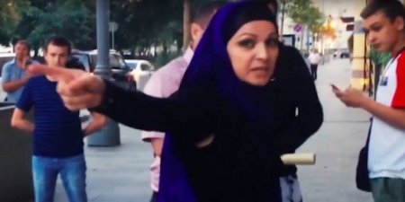 СМИ узнали личность женщины в хиджабе, напавшей на активистов 