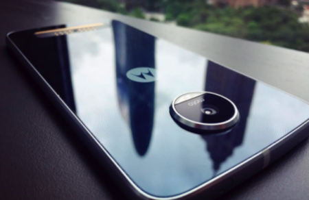 В интернете появились шпионские фото Android-смартфона Moto Z Play