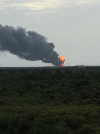 Ракета-носитель SpaceX взорвалась на стартовой площадке