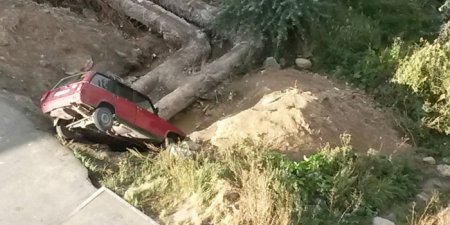 Активисты челябинского "СтопХама" скинули автомобиль в канаву