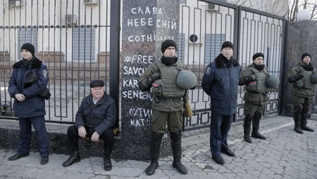 В Киеве неизвестные напали на российское посольство