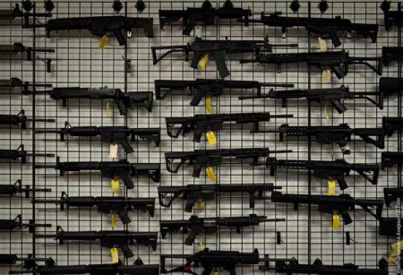 Доходы американских производителей стрелкового оружия удвоились из-за роста насилия в стране