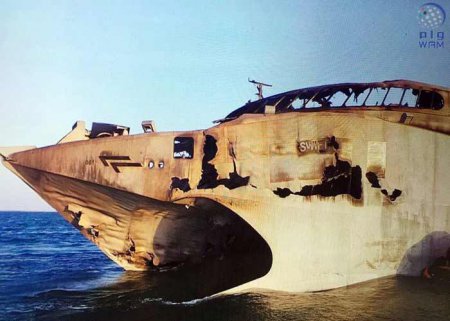 Эмиратское судно Swift после ракетного обстрела хуситами