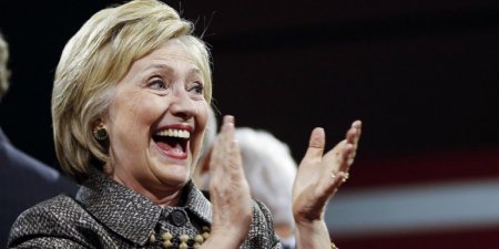 Wikileaks: помощники Клинтон подсказывают ей, когда улыбаться и пишут для нее "спонтанные" шутки