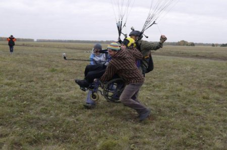 Новосибирского парапланериста хотят наказать за благотворительные полеты с инвалидами