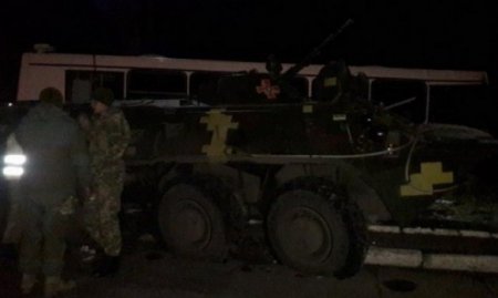 В Донецкой области БТР столкнулся с автобусом