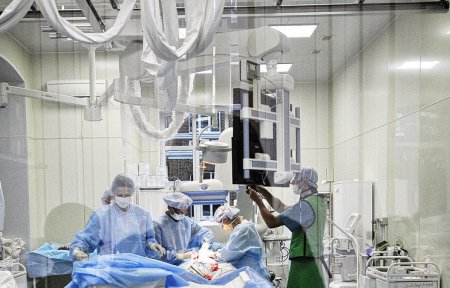 «Новосибирские кардиологи провели первую в РФ операцию на брюшной аорте с у ...